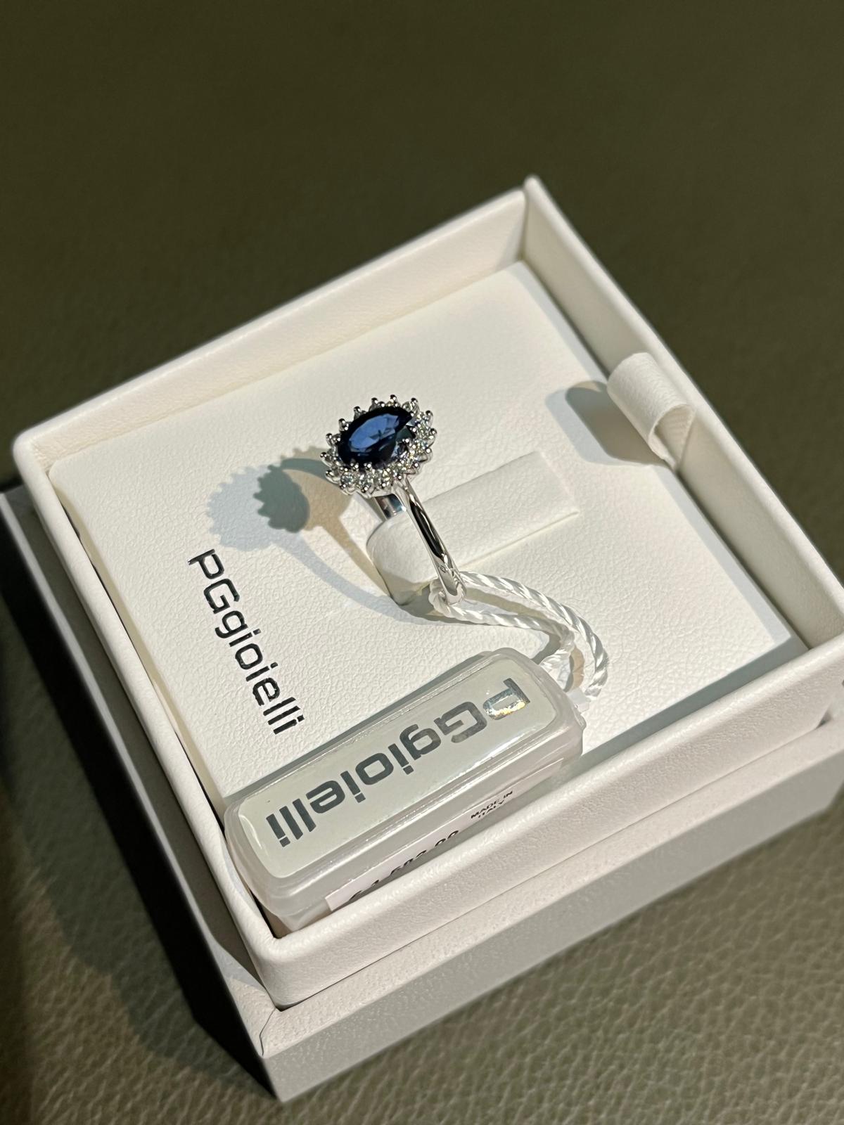 Anello con Zaffiro Blu Ovale e Diamanti in Oro Bianco 18kt – PG Gioielli (ANLADYZ/4)