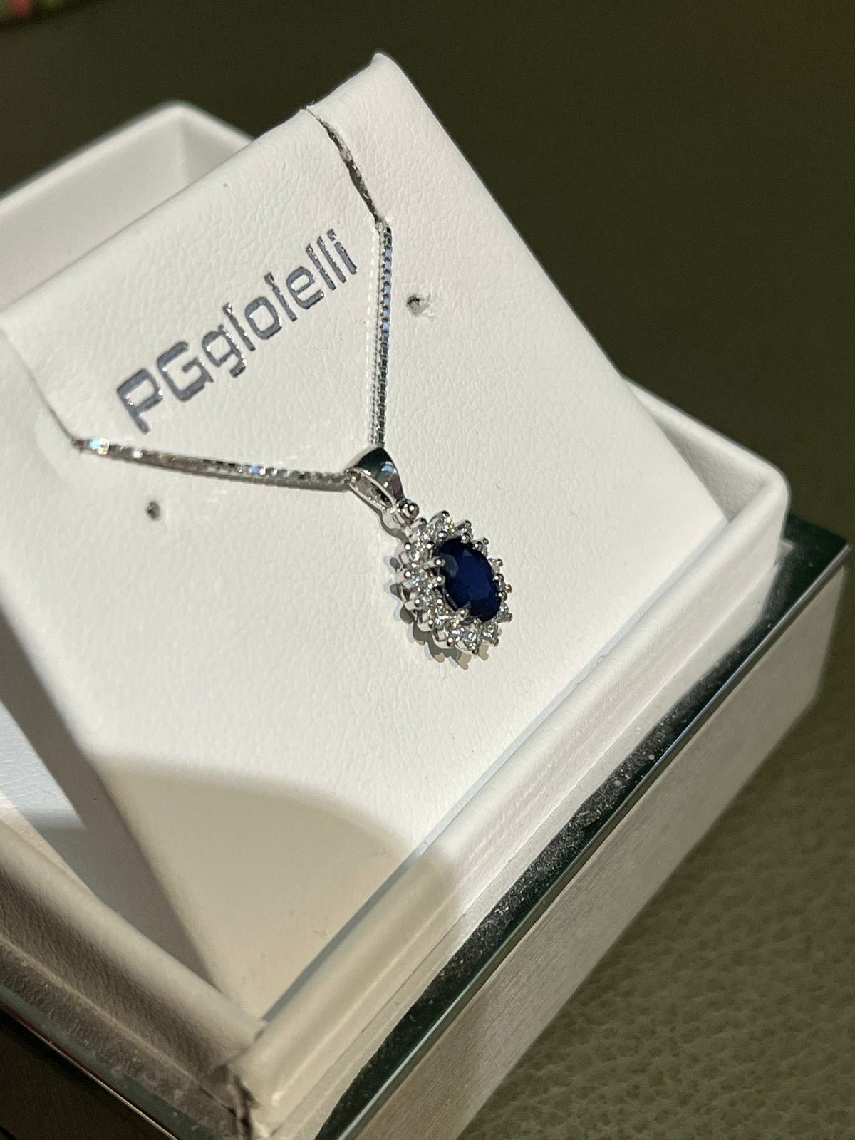 Collana con Zaffiro Blu 0,54 ct e Diamanti 0,14 ct in Oro Bianco 18kt – PG Gioielli (CIOLADYZ/3)