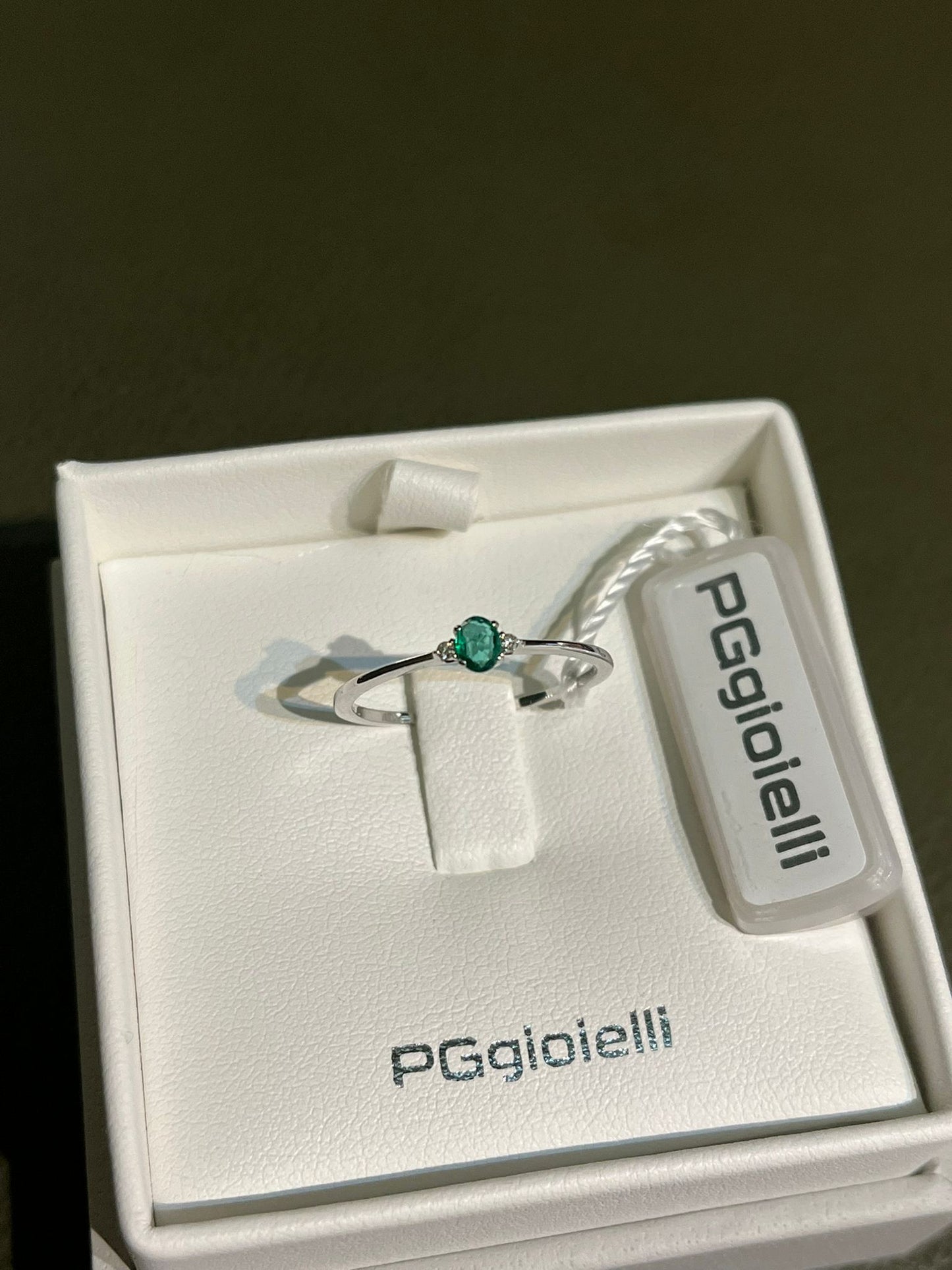 Anello con Smeraldo e Diamanti in Oro Bianco 18kt – PG Gioielli (ANSMALL/1S)