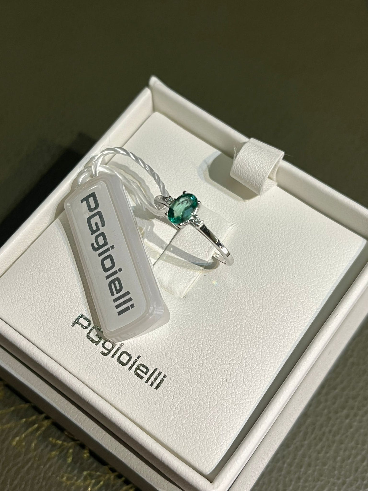 Anello con Smeraldo e Diamanti in Oro Bianco 18kt – PG Gioielli (ANSTONES/1)