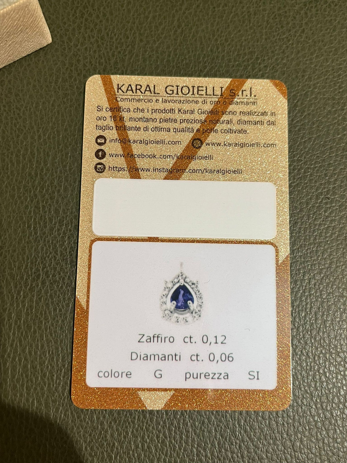 Collana con Zaffiro Blu 0,12 ct e Diamanti in Oro Bianco 18kt – Karal (PE.ZAFF.12)