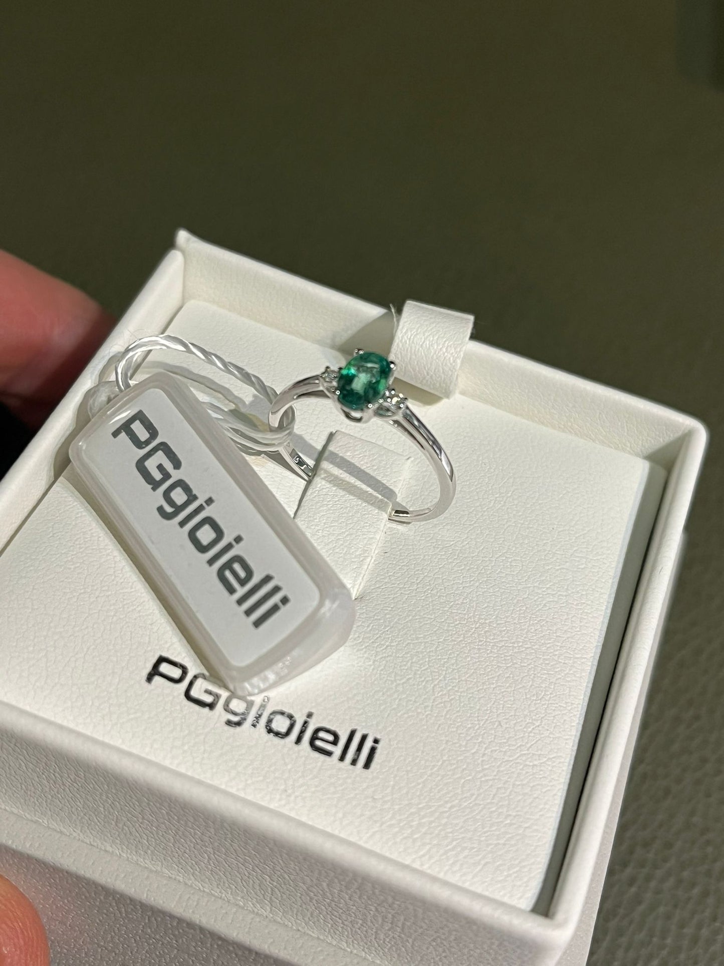 Anello con Smeraldo e Diamanti in Oro Bianco 18kt – PG Gioielli (ANSTONES/1)