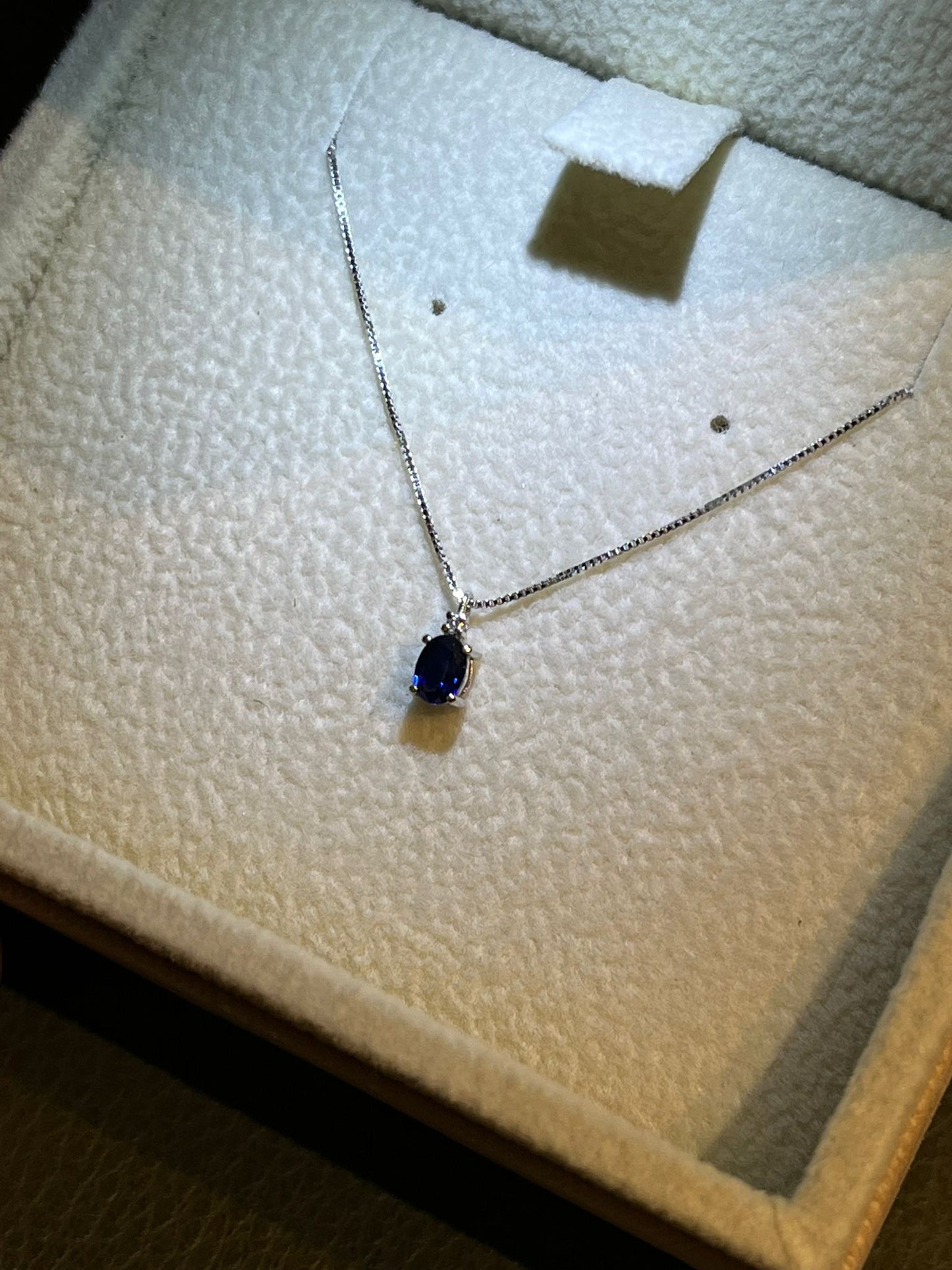 Collana con Zaffiro Blu 0,18 ct e Diamante in Oro Bianco 18kt – Karal (PE.ZAFF.18)