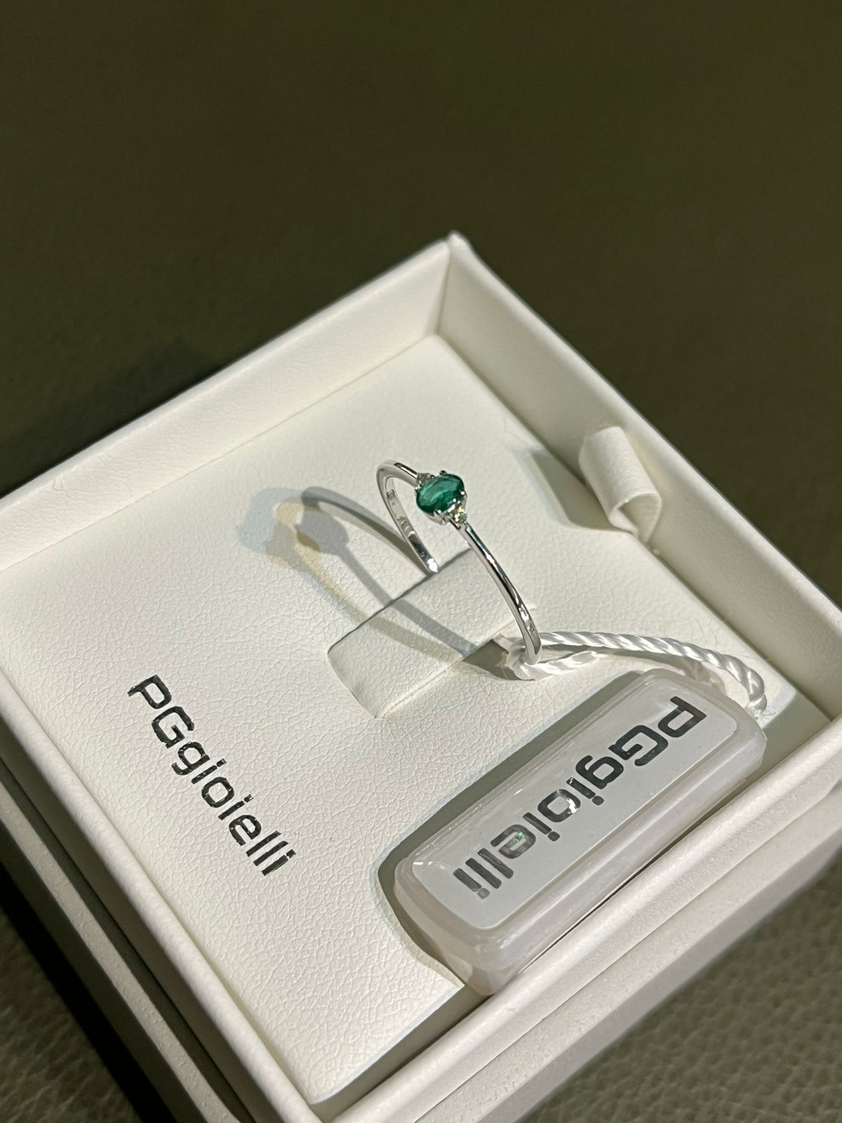 Anello con Smeraldo e Diamanti in Oro Bianco 18kt – PG Gioielli (ANSMALL/1S)