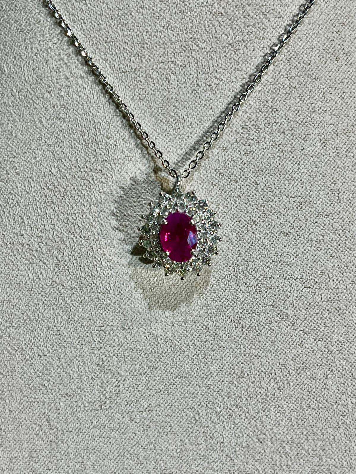 Collana con Rubino Birmano 1,45 ct e Diamanti in Oro Bianco 18kt – Karal (Pe.37)