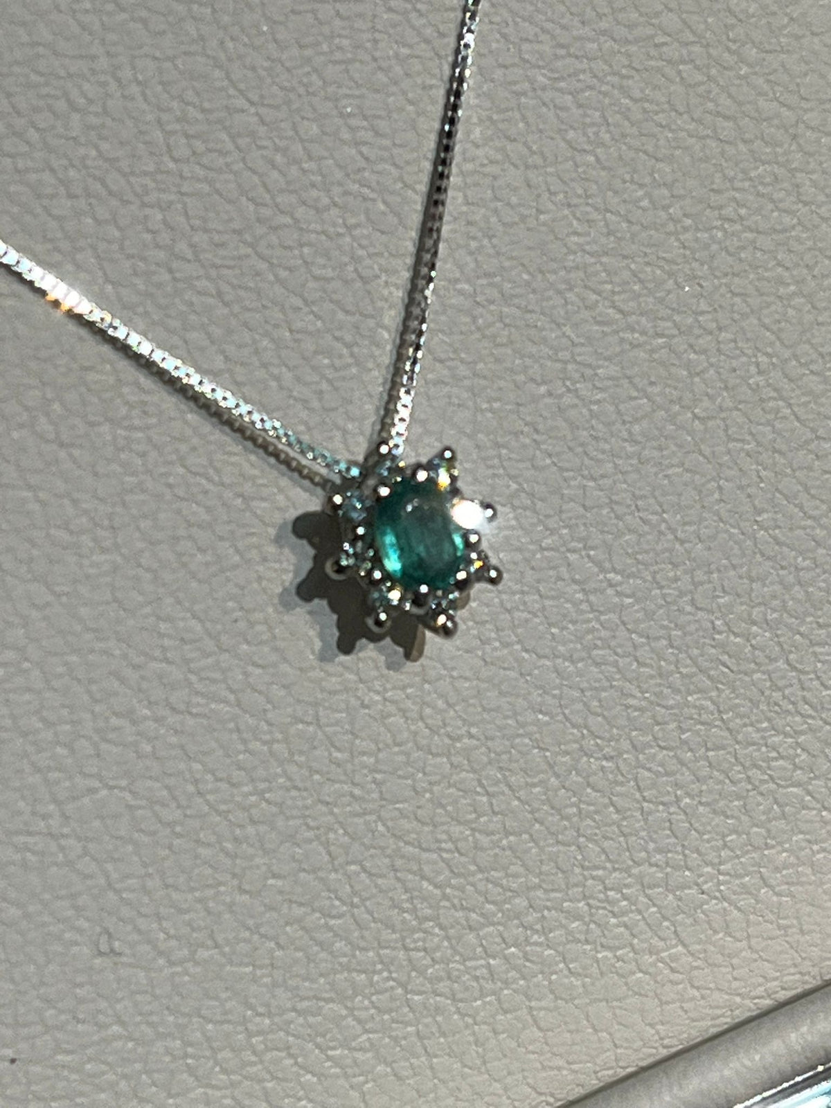 Collana con Smeraldo Ovale e Diamanti in Oro Bianco 18kt – PG Gioielli (CIOVERA/1S)