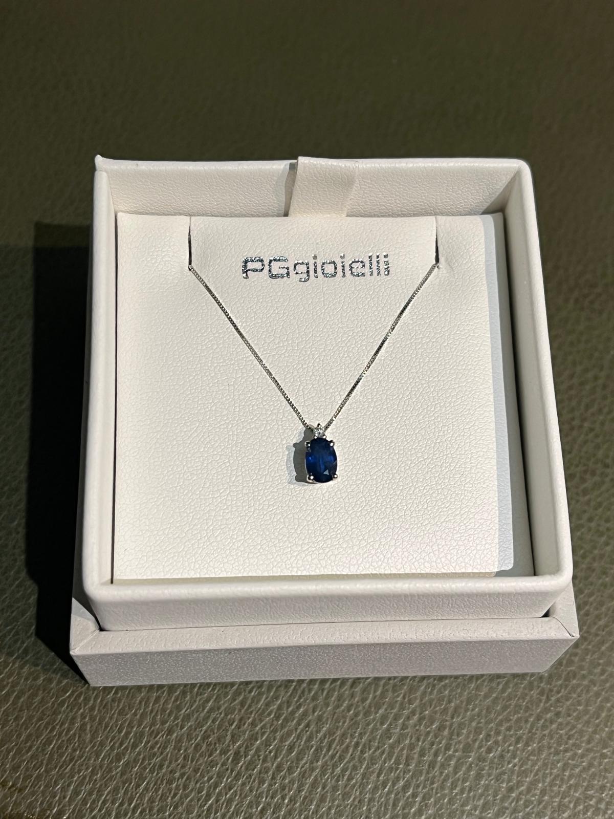 Collana con Zaffiro Ovale 0,49 ct e Diamante in Oro Bianco 18kt – PG Gioielli (CIOSTONEZ/1)
