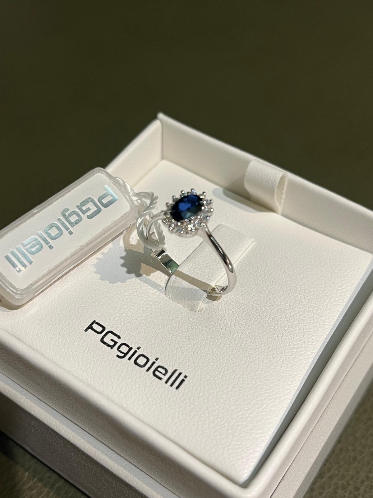 Anello con Zaffiro Blu Ovale e Diamanti in Oro Bianco 18kt – PG Gioielli (ANLADYZ/3)