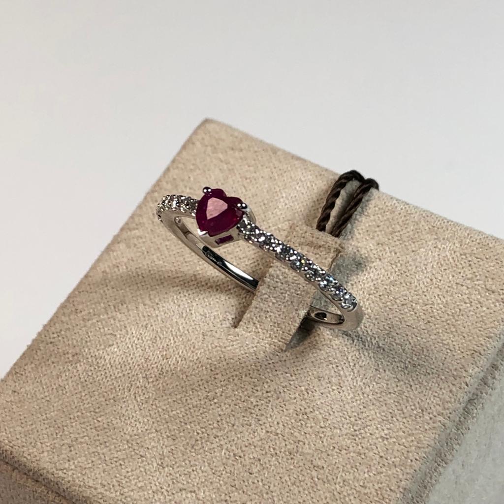 Fani Anello in Oro Bianco con Rubino e Diamanti