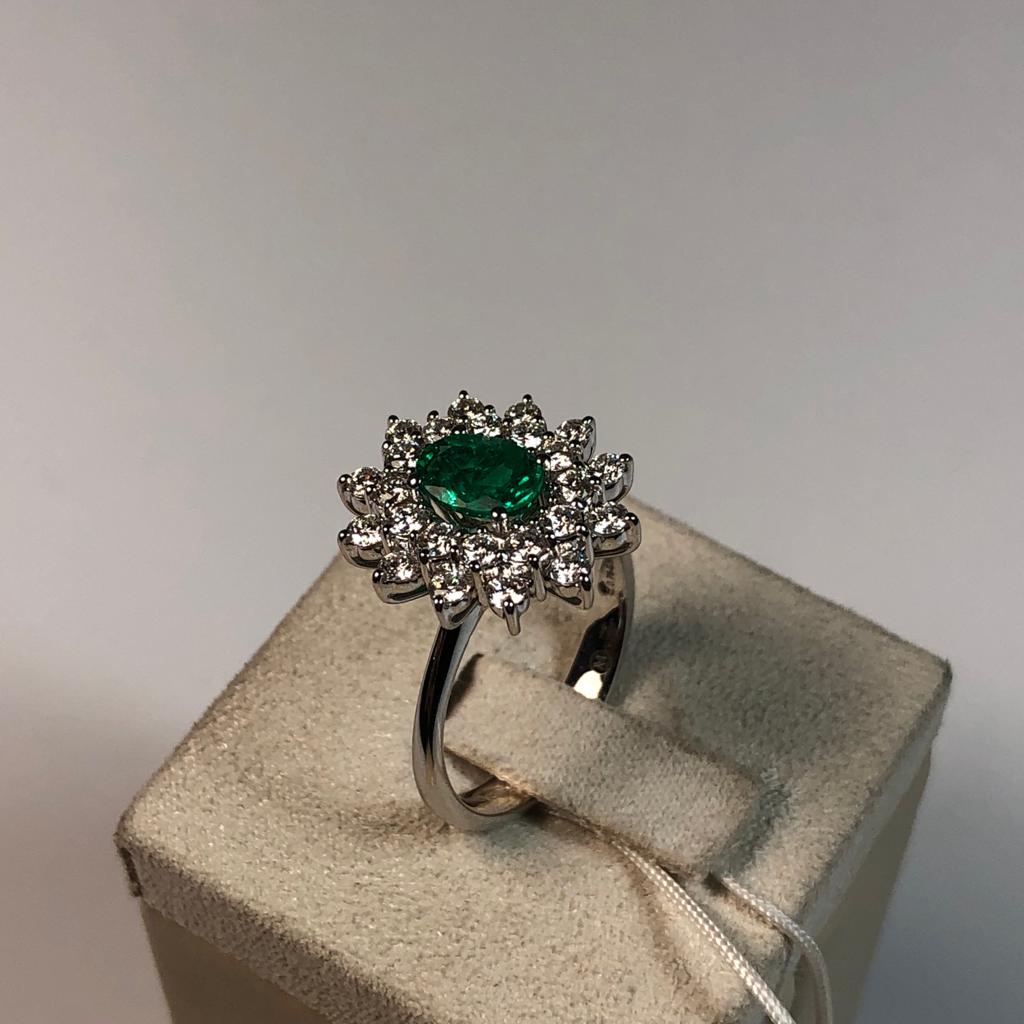 Anello con Smeraldo e Diamanti in Oro Bianco 18kt – Mirco Visconti