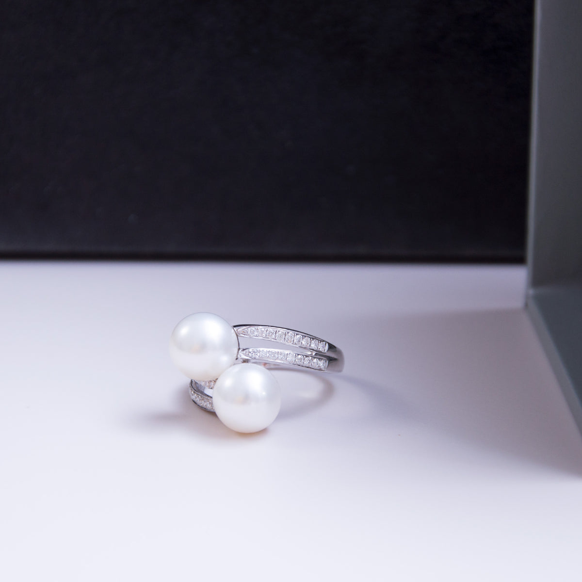 Donnaoro Anello in oro bianco con due perle