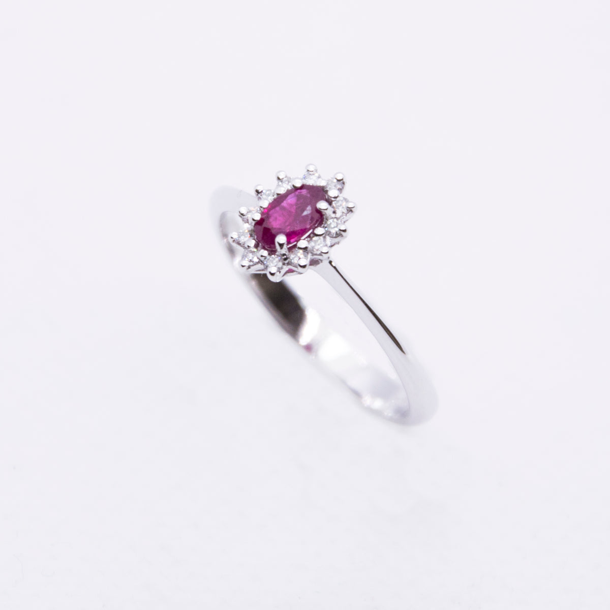 Conte Diamonds Anello in oro bianco con diamanti e rubino