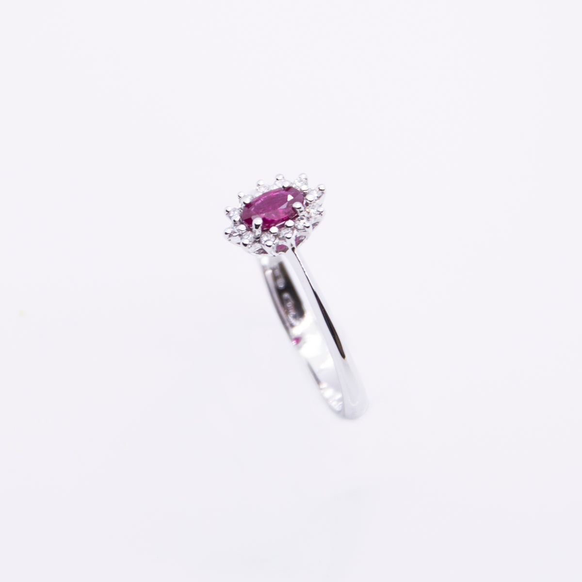 Conte Diamonds Anello in oro bianco con diamanti e rubino