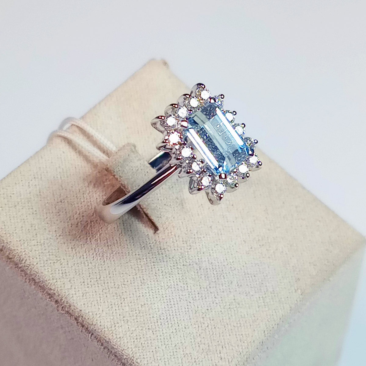 Anello con Acquamarina e Diamanti in Oro Bianco 18kt – Mirco Visconti