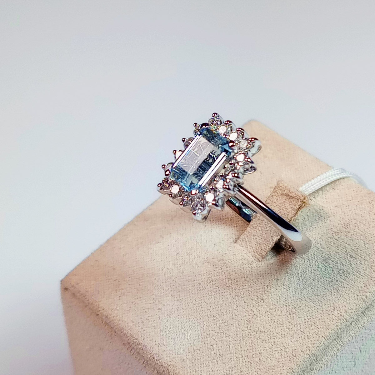 Anello con Acquamarina e Diamanti in Oro Bianco 18kt – Mirco Visconti