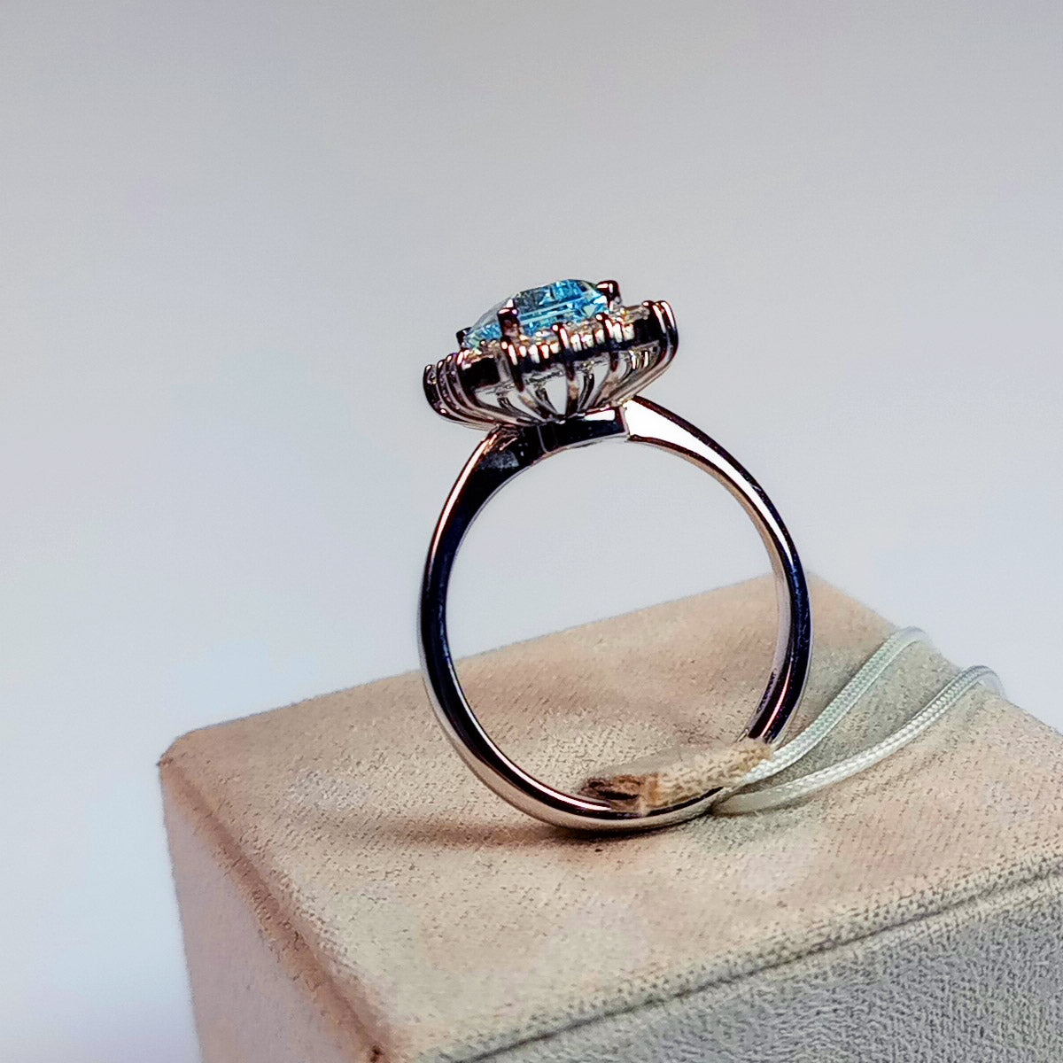 Anello con Acquamarina e Diamanti in Oro Bianco 18kt – Mirco Visconti