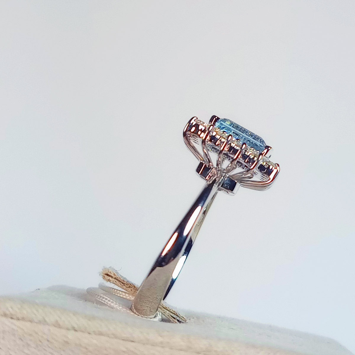 Anello con Acquamarina e Diamanti in Oro Bianco 18kt – Mirco Visconti