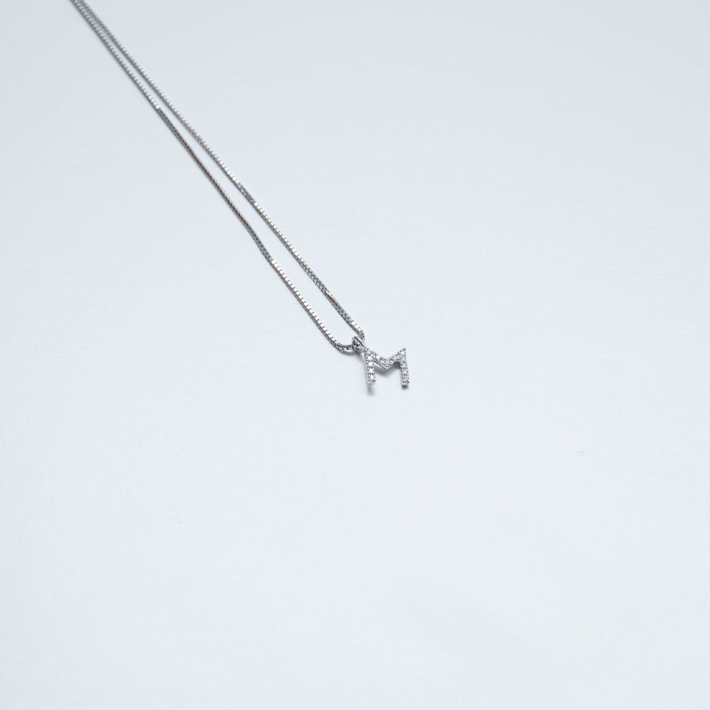 Collana Lettera M con Diamanti in Oro Bianco 18kt – Mirco Visconti