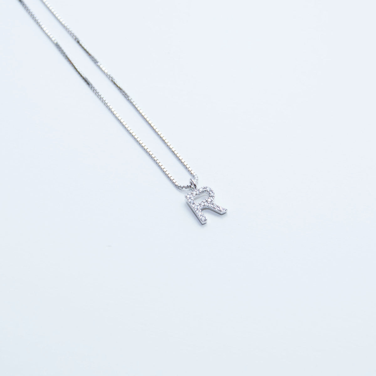 Collana Lettera R con Diamanti in Oro Bianco 18kt – Mirco Visconti