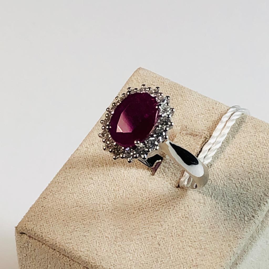 Anello con Rubino e Diamanti in Oro 18kt – Karal